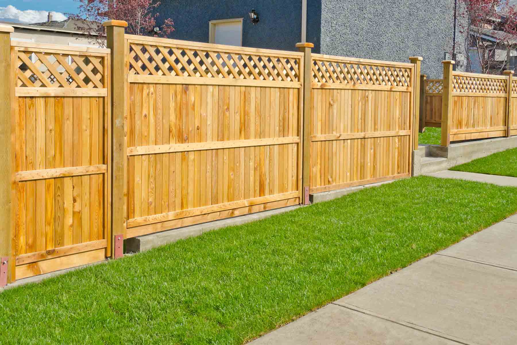 homeguide-wooden-privacy-fence-with-lattice-decorative-top